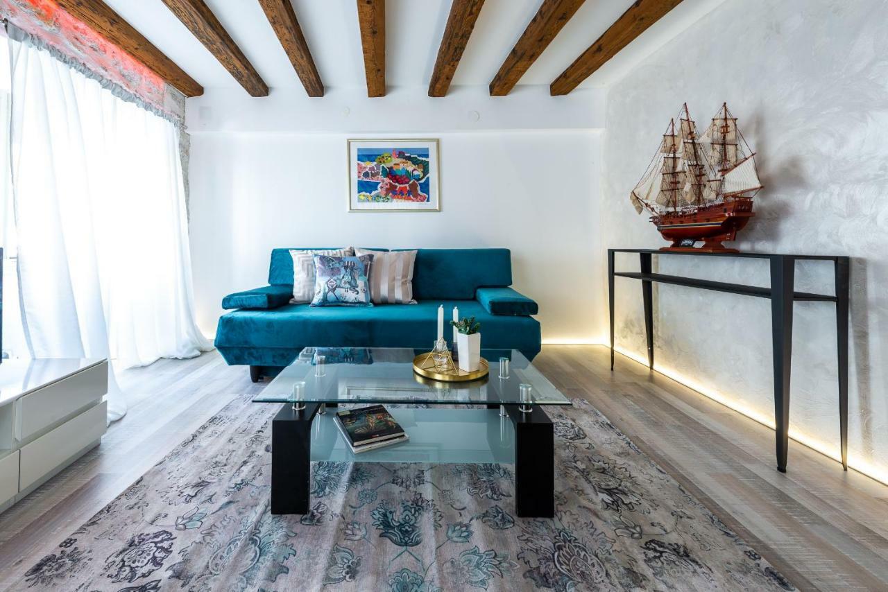 4 Apartment *