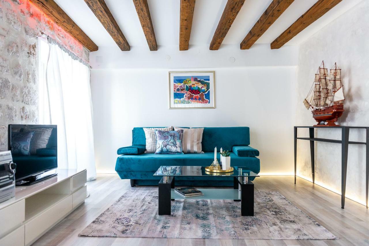 4 Apartment *