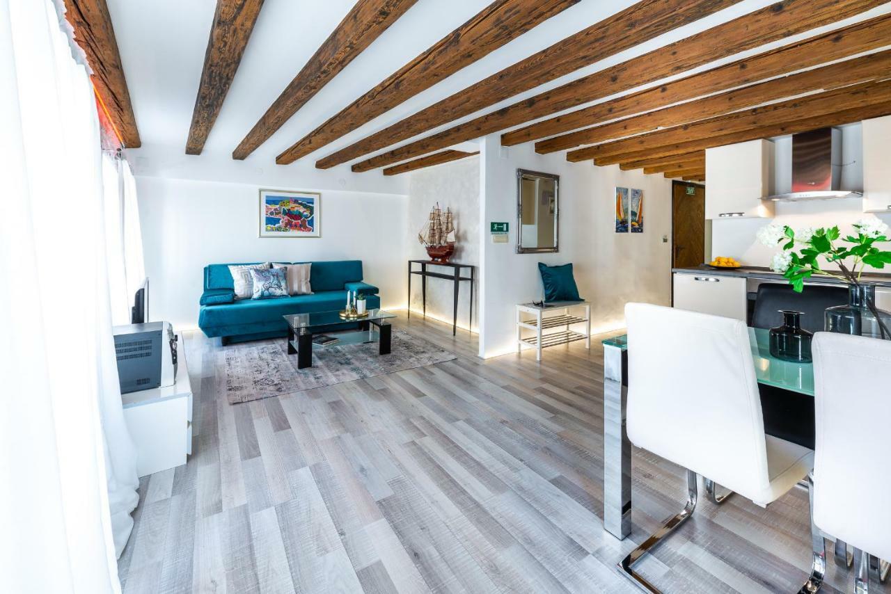 4 Apartment *